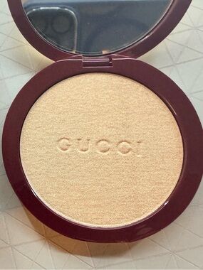 Gucci Glow Highlighter powder